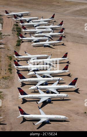 Marana, AZ, USA. Juni 2020. Aufgrund der Coronavirus-Pandemie in Marana, Arizona, am 13. Juni 2020 bleiben verschiedene Flugzeuge im Pinal Airpark gelagert. Kredit: Mpi34/Media Punch/Alamy Live Nachrichten Stockfoto