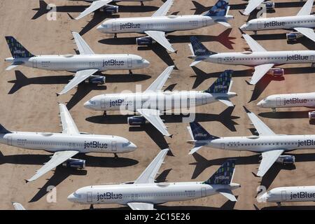 Marana, AZ, USA. Juni 2020. Aufgrund der Coronavirus-Pandemie in Marana, Arizona, am 13. Juni 2020 bleiben verschiedene Flugzeuge im Pinal Airpark gelagert. Kredit: Mpi34/Media Punch/Alamy Live Nachrichten Stockfoto