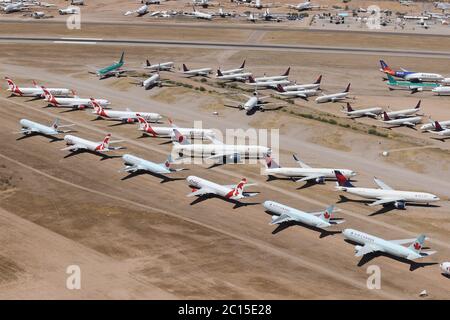 Marana, AZ, USA. Juni 2020. Aufgrund der Coronavirus-Pandemie in Marana, Arizona, am 13. Juni 2020 bleiben verschiedene Flugzeuge im Pinal Airpark gelagert. Kredit: Mpi34/Media Punch/Alamy Live Nachrichten Stockfoto