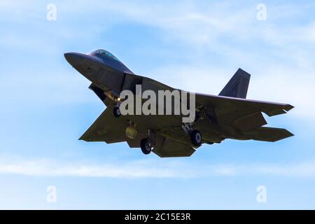 Lockheed Martin F-22A wird bei RAF Lakenheath, Suffolk, Großbritannien landen. Aufgenommen am 20. April 2016. Stockfoto