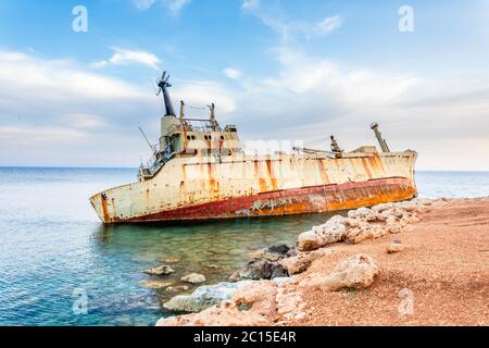 Verlassene rostigen Schiff gestrandet an Land in der Nähe Peyia Dorf, Paphos, Zypern Stockfoto