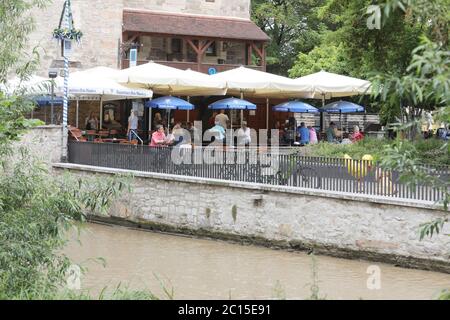 Erfurt, Deutschland. Juni 2020. Gäste eines Straßencafés sitzen unterhalb der Krämerbrücke am Wasser der Gera. Kredit: Bodo Schackow/dpa-Zentralbild/dpa - ACHTUNG: Verwenden Sie im Vollformat nur/dpa/Alamy Live Nachrichten Stockfoto