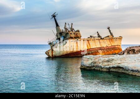 Verlassene rostigen Schiff gestrandet an Land in der Nähe Peyia Dorf, Paphos, Zypern Stockfoto