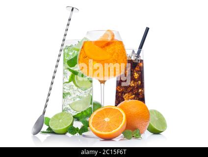 Gläser Mojito, Spritz und cuba Libre Sommer alkoholischen Cocktail mit Eiswürfeln Minze und Limette auf weißem Hintergrund. Mit Orangen und rohe Limette mit st Stockfoto