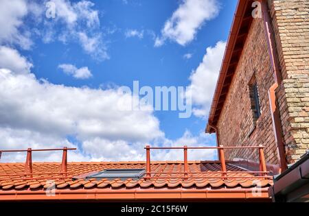 Neues Dach auf dem alten rekonstruierten Gebäude Stockfoto