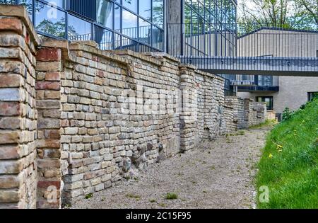 Weg und Mauer Überreste des alten Gebäudes in der Stadt Stockfoto