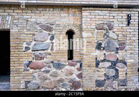 Alte Steinmauer mit kleinem Fenster Stockfoto