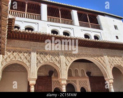 Detail der arabischen Schnitzereien in der Alhambra von Granada, Andalusien, Spanien Stockfoto