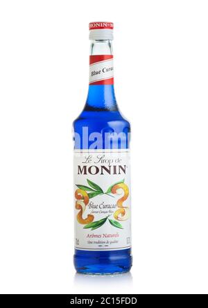 LONDON, UK - 02. JUNI 2020: Flasche Monin Blue Curacao Sirup auf weißem Hintergrund. Stockfoto