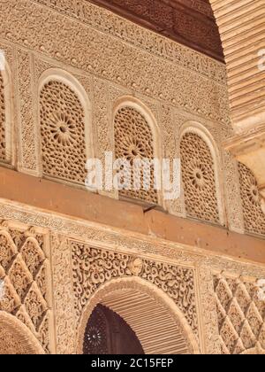 Detail der arabischen Schnitzereien von Patio De La Acequiain der Alhambra von Granada in Andalusien, Spanien Stockfoto