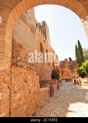 Der Bogen der Alcazaba Festung, die Alhambra in Granada, Andalusien, Spanien Stockfoto