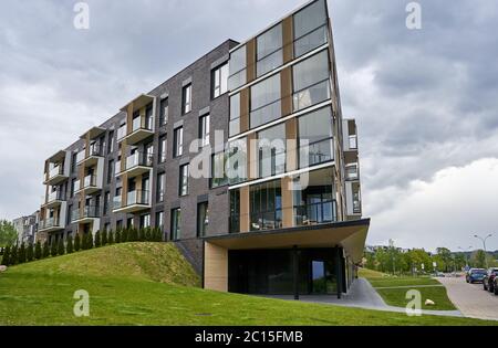 Neues Wohngebäude mit moderner Architektur Stockfoto