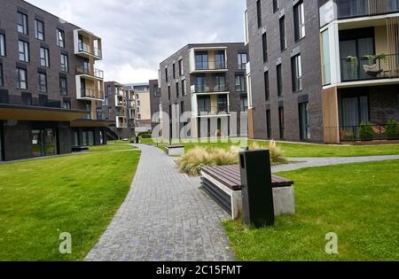 Garten mit Pfad zwischen neuen Wohngebäuden Stockfoto