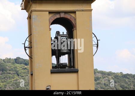 Speichern Download Vorschau Glockenturm mit drei Glocken der kirche Stockfoto