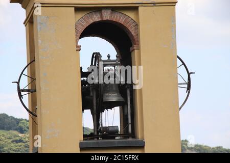 Speichern Download Vorschau Glockenturm mit drei Glocken der kirche Stockfoto