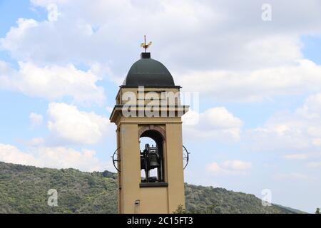 Speichern Download Vorschau Glockenturm mit drei Glocken der kirche Stockfoto