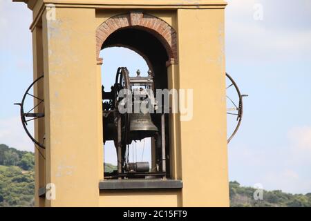 Speichern Download Vorschau Glockenturm mit drei Glocken der kirche Stockfoto