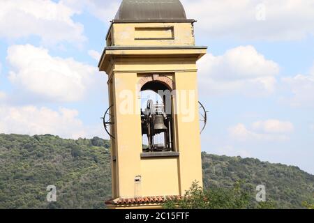 Speichern Download Vorschau Glockenturm mit drei Glocken der kirche Stockfoto