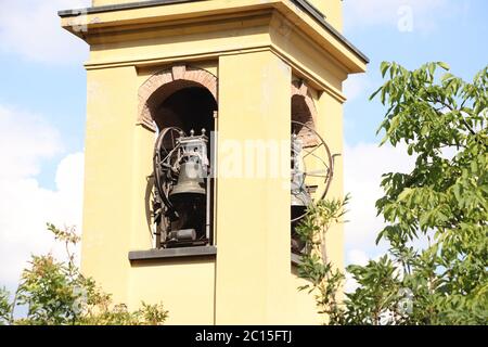 Speichern Download Vorschau Glockenturm mit drei Glocken der kirche Stockfoto