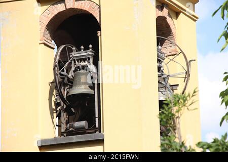 Speichern Download Vorschau Glockenturm mit drei Glocken der kirche Stockfoto