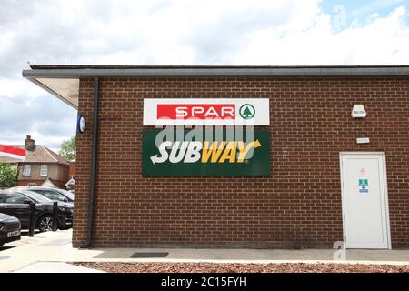 SPAR- und U-Bahn-Beschilderung für Geschäfte in Esso Tankstelle Stockfoto