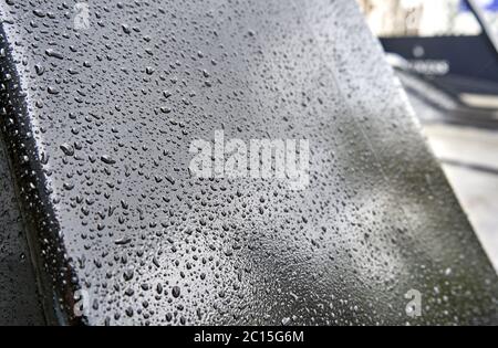 Rain drops on the black surface Stockfoto