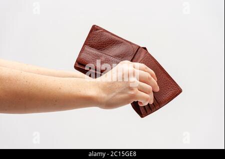 Nahaufnahme der Hände mit braunem Leder Geldbörse ohne Geld. Konzept: Weltwirtschaftskrise. Isoliert auf weißem Hintergrund. Speicherplatz kopieren. Stockfoto