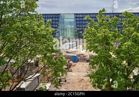 Baustelle und modernes Gebäude durch die Stockfoto