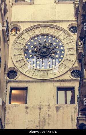 Detail romatische Turmuhr mit venezianischem Löwen auf murano-Glas. Stockfoto