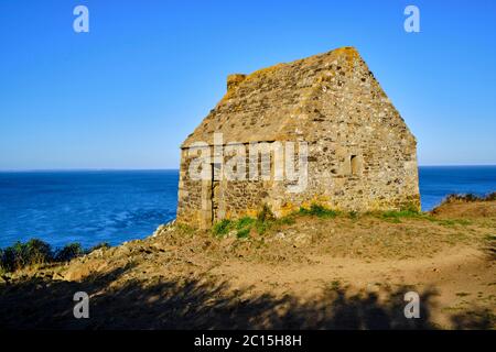 Frankreich, Normandie, Manche, Cotentin, Mont-Saint-Michel Bay, Carolles, Champeaux Cliff, Vauban Hütte Stockfoto