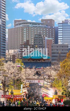 ueno, japan - märz 31 2020: Telekompression der Bendo Halle des Kaneiji buddhistischen Tempels, wo Massen zwischen Tekiya Ständen von Japa versammelt sind Stockfoto