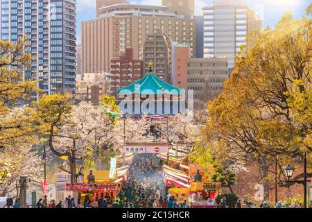 ueno, japan - märz 31 2020: Telekompression der Bendo Halle des Kaneiji buddhistischen Tempels, wo Massen zwischen Tekiya Ständen von Japa versammelt sind Stockfoto