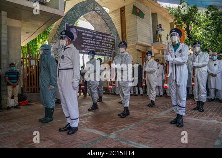 Awami League Führer und Aktivisten nehmen an einem Begräbnisgebet des ehemaligen Ministers Mohammed Nasim Teil, während sie Gesichtsmasken und Handschuhe auf dem Banani Friedhof in Dhaka tragen. Stockfoto