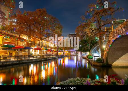 San Antonio River Spaziergang und Steinbrücke über den San Antonio River in der Nähe von Alamo in der Innenstadt von San Antonio, Texas, USA. Stockfoto