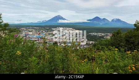 Avachinskaya-Koryaksky Gruppe von Vulkanen und Petropawlowsk-Kamtschatski aus Mishennaya hills Stockfoto