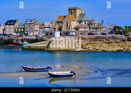 Frankreich, Normandie, Manche Department, Cotentin, Barfleur, beschriftet Les Plus Beaux Villages de France, Strand Fischerhafen und Saint-Nicolas Kirche Stockfoto