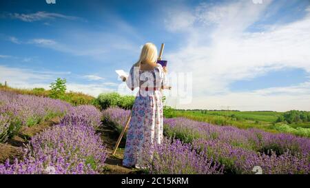 Schöne junge Frau Zeichnung Bild auf Lavendel Feld am Morgen Stockfoto