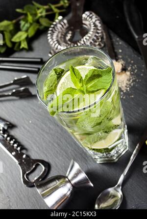 Mojito cocktail machen. Zutaten und Utensilien. Stockfoto