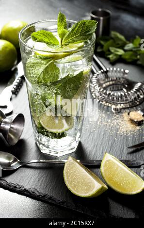 Mojito cocktail machen. Zutaten und Utensilien. Stockfoto