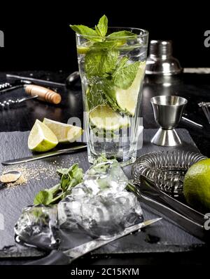 Mojito cocktail machen. Zutaten und Utensilien. Stockfoto