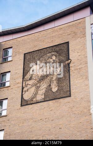 Steel Mural von viel geliebt Glasgow Comedian Billy Connolly auf Giebel Ende der Wohnsiedlung in der Nähe seines Geburtshauses in Anderston, Glasgow, Schottland. Stockfoto