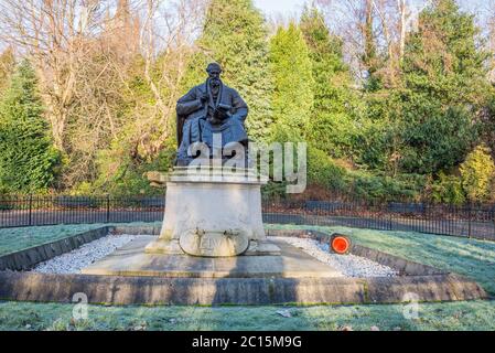 Statue von Lord Kelvin im Garten im Kelvingrove Park, Glasgow Stockfoto