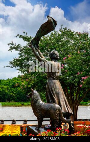 Statue von Florence Martus das Mädchen, das 44 Jahre lang auf der Seite des Flusses Savannah wartete, um Schiffe zu begrüßen, die ihr Taschentuch in Georgia USA winkten Stockfoto