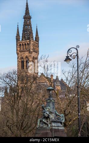 Peace and war Sculpture von der Kelvin Way Bridge mit Blick auf die Spitze des Gilbert Scott Building der Glasgow University.