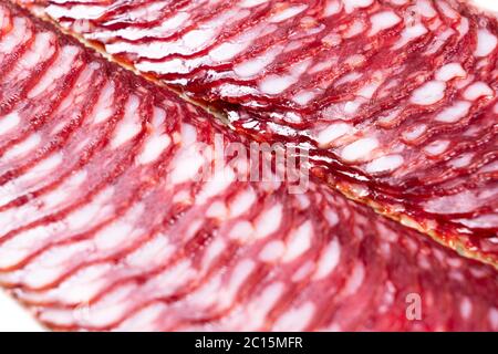 Draufsicht auf geräuchertes Schweinefleisch Salami Chorizo Würste Scheiben Hintergrund. Rohwurst mit geräucherter Salami Stockfoto