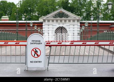 Sankt Petersburg, Russland – 6. Juni 2020: Geschlossener Eingang zum Peter und Paul Fortress Museum während der Coronavirus-Pandemie (COVID-19) Stockfoto