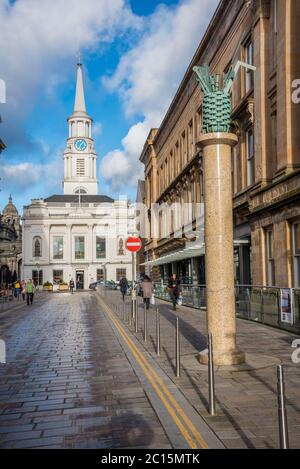 Hutcheson Street Glasgow mit Skulptur, 'A Glasgow Bouquet', die zur Hutcheson's Hall Ingram Street aufblickt, Stockfoto