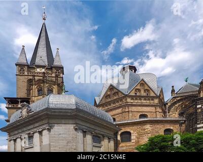 Berühmte Kathedrale oder Kuppel von Aachen in Deutschland mit blauem Himmel Stockfoto