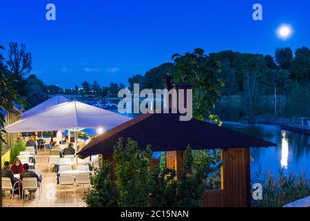 Wien, Wien: Restaurant La Creperie, Ochsenkelsee Alte Donau, Turm Donauturm, Vollmond 22. Donaustadt, Wien, Österreich Stockfoto