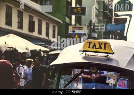 Bangkok, Thailand 01.06.2020: Tuk Tuk, Thai traditionelle Taxis warten auf Kunden bei Tageslicht auf der berühmten Khaosan Road oder Khao San Road of Ban Stockfoto